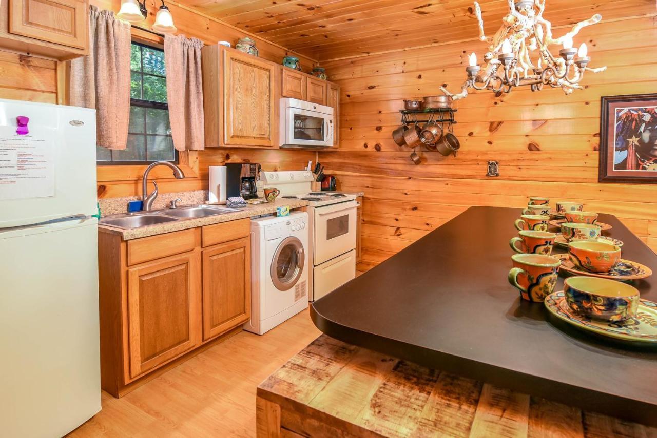 Permanent Vacation-Private Honeymoon Cabin With Hot Tub Sevierville Exterior photo